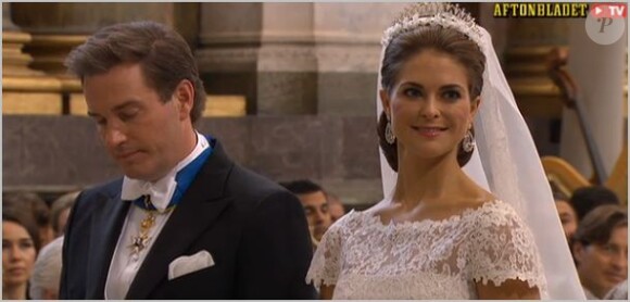 Chris O'Neill et la princesse Madeleine de Suède au moment de l'échange des consentements, lors de leur mariage en la chapelle du palais royal à Stockholm le 8 juin 2013.