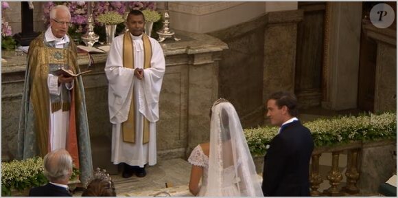 Chris O'Neill et la princesse Madeleine de Suède au moment de l'échange des consentements, lors de leur mariage en la chapelle du palais royal à Stockholm le 8 juin 2013.