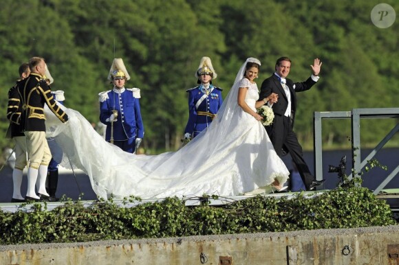 Le débarquement des mariés et de leurs invités à Drottningholm. Mariage de la princesse Madeleine de Suède, vêtue d'une robe signée Valentino, et Chris O'Neill, le 8 juin 2013 à Stockholm. Après la cérémonie dans la chapelle du palais royal, les jeunes mariés ont emprunté une calèche pour se rendre à Riddarholmen et embarquer pour Drottningholm, résidence royale où se tenait la réception.