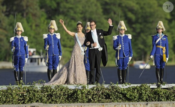 Le débarquement des mariés et de leurs invités à Drottningholm. Mariage de la princesse Madeleine de Suède, vêtue d'une robe signée Valentino, et Chris O'Neill, le 8 juin 2013 à Stockholm. Après la cérémonie dans la chapelle du palais royal, les jeunes mariés ont emprunté une calèche pour se rendre à Riddarholmen et embarquer pour Drottningholm, résidence royale où se tenait la réception.