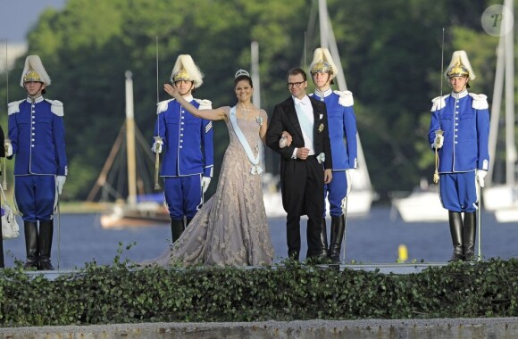Le débarquement des mariés et de leurs invités à Drottningholm. Mariage de la princesse Madeleine de Suède, vêtue d'une robe signée Valentino, et Chris O'Neill, le 8 juin 2013 à Stockholm. Après la cérémonie dans la chapelle du palais royal, les jeunes mariés ont emprunté une calèche pour se rendre à Riddarholmen et embarquer pour Drottningholm, résidence royale où se tenait la réception.