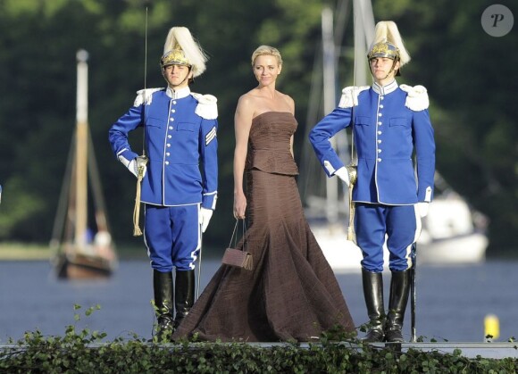 Le débarquement des mariés et de leurs invités à Drottningholm. Mariage de la princesse Madeleine de Suède, vêtue d'une robe signée Valentino, et Chris O'Neill, le 8 juin 2013 à Stockholm. Après la cérémonie dans la chapelle du palais royal, les jeunes mariés ont emprunté une calèche pour se rendre à Riddarholmen et embarquer pour Drottningholm, résidence royale où se tenait la réception.