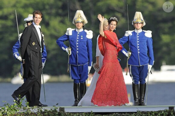 Le débarquement des mariés et de leurs invités à Drottningholm. Mariage de la princesse Madeleine de Suède, vêtue d'une robe signée Valentino, et Chris O'Neill, le 8 juin 2013 à Stockholm. Après la cérémonie dans la chapelle du palais royal, les jeunes mariés ont emprunté une calèche pour se rendre à Riddarholmen et embarquer pour Drottningholm, résidence royale où se tenait la réception.