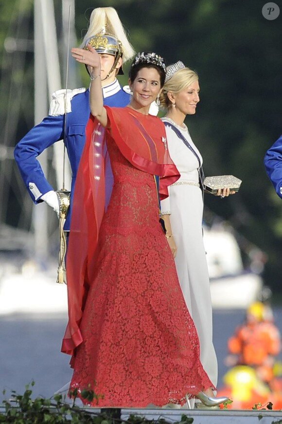 Le débarquement des mariés et de leurs invités à Drottningholm. Mariage de la princesse Madeleine de Suède, vêtue d'une robe signée Valentino, et Chris O'Neill, le 8 juin 2013 à Stockholm. Après la cérémonie dans la chapelle du palais royal, les jeunes mariés ont emprunté une calèche pour se rendre à Riddarholmen et embarquer pour Drottningholm, résidence royale où se tenait la réception.