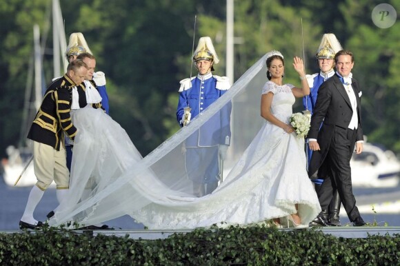 Le débarquement des mariés et de leurs invités à Drottningholm. Mariage de la princesse Madeleine de Suède, vêtue d'une robe signée Valentino, et Chris O'Neill, le 8 juin 2013 à Stockholm. Après la cérémonie dans la chapelle du palais royal, les jeunes mariés ont emprunté une calèche pour se rendre à Riddarholmen et embarquer pour Drottningholm, résidence royale où se tenait la réception.