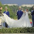 Le débarquement des mariés et de leurs invités à Drottningholm. Mariage de la princesse Madeleine de Suède, vêtue d'une robe signée Valentino, et Chris O'Neill, le 8 juin 2013 à Stockholm. Après la cérémonie dans la chapelle du palais royal, les jeunes mariés ont emprunté une calèche pour se rendre à Riddarholmen et embarquer pour Drottningholm, résidence royale où se tenait la réception.