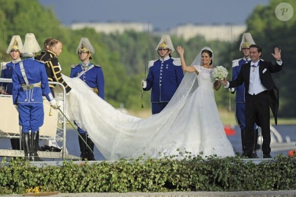 Le débarquement des mariés et de leurs invités à Drottningholm. Mariage de la princesse Madeleine de Suède, vêtue d'une robe signée Valentino, et Chris O'Neill, le 8 juin 2013 à Stockholm. Après la cérémonie dans la chapelle du palais royal, les jeunes mariés ont emprunté une calèche pour se rendre à Riddarholmen et embarquer pour Drottningholm, résidence royale où se tenait la réception.