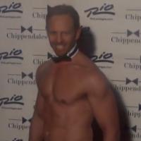 Ian Ziering (Beverly Hills) exhibe ses abdos dans la peau d'un Chippendale !