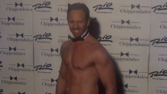 Ian Ziering (Beverly Hills) exhibe ses abdos dans la peau d'un Chippendale !