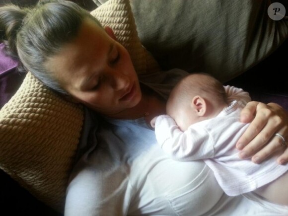 Ian Ziering a dévoilé une photo de son épouse et de sa deuxième fille, le 3 juin 2013, sur Twitter.