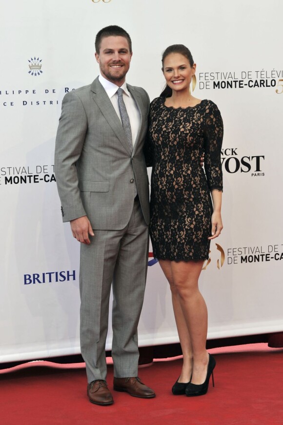 Stephen Amell et sa femme Cassandra Jean lors de la cérémonie d'ouverture du 53e festival de Monte-Carlo au Forum Grimaldi à Monaco, le 9 juin 2013.