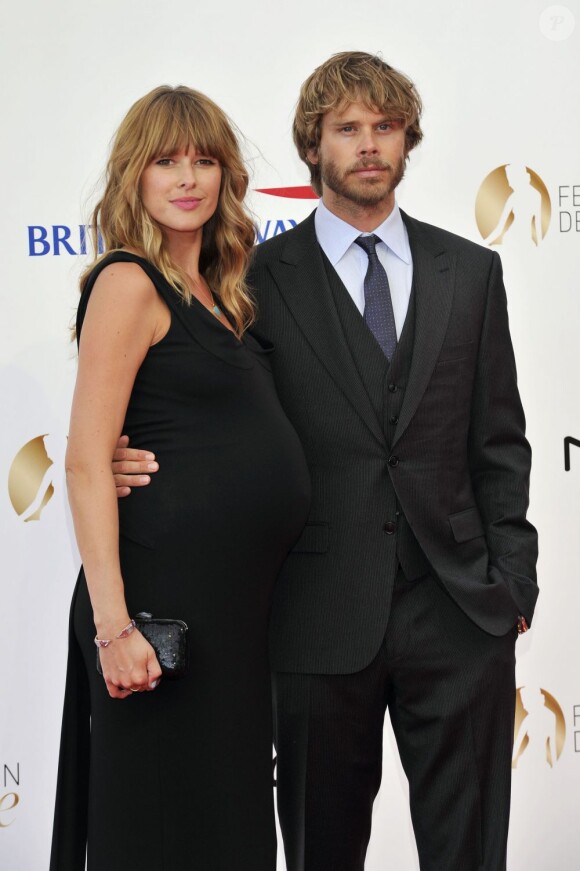 Eric Christian Olsen et sa femme Sarah Wright, enceinte, lors de la cérémonie d'ouverture du 53e festival de Monte-Carlo au Forum Grimaldi à Monaco, le 9 juin 2013.
