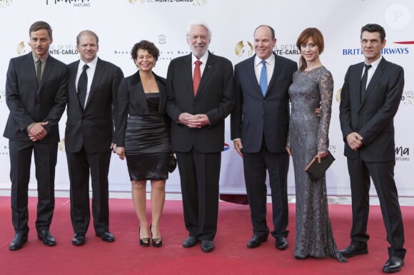 Toute l'équipe de Crossing Lines et le Prince Albert de Monaco lors de la cérémonie d'ouverture du 53e festival de Monte-Carlo au Forum Grimaldi à Monaco, le 9 juin 2013.