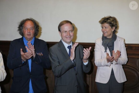 Le journaliste Gonzage Saint Bris, le maire de Verneuil-sur-Avre, Louis Petiet, et Anne Mansouret au Salon du livre de Verneuil-sur-Avre, le 9 juin 2013.