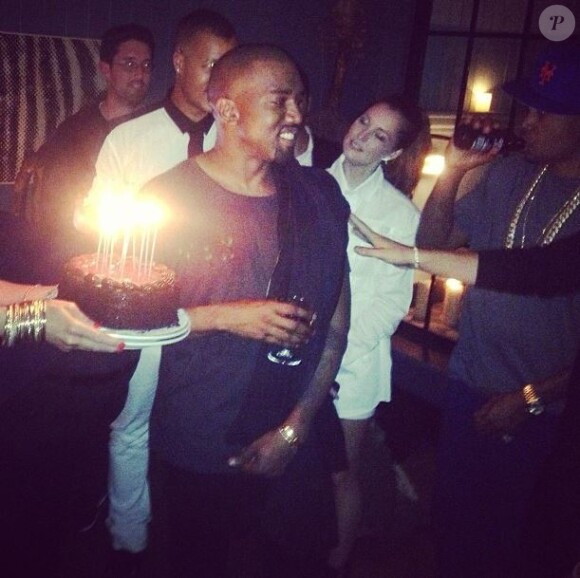 Kanye West fête ses 36 ans entouré de ses proches, dont le rappeur Nas (à droite). New York, le 8 juin 2013.