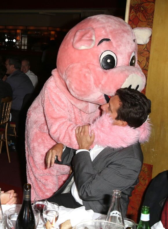 L'humoriste Laurent Gerra et sa compagne Christelle avec Christophe Beaugrand déguisé en cochon à la soirée "La charcuterie fait son show" au Chalet du Lac à Paris le 10 juin 2013.
