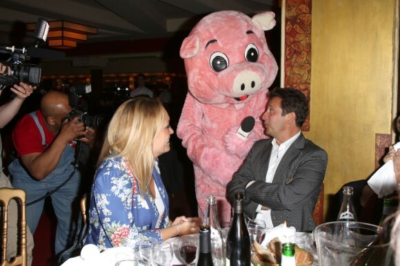 Laurent Gerra et sa compagne Christelle avec Christophe Beaugrand déguisé en cochon à la soirée "La charcuterie fait son show" au Chalet du Lac à Paris le 10 juin 2013.