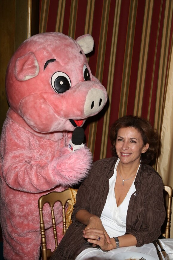 Corinne Touzet, Christophe Beaugrand déguisé en cochon à la soirée "La charcuterie fait son show" au Chalet du Lac à Paris le 10 juin 2013.