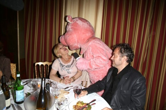 Nicoletta et son mari avec Christophe Beaugrand déguisé en cochon à la soirée "La charcuterie fait son show" au Chalet du Lac à Paris le 10 juin 2013.