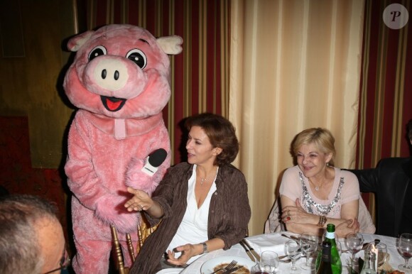 Corinne Touzet, Nicoletta, Christophe Beaugrand déguisé en cochon à la soirée "La charcuterie fait son show" au Chalet du Lac à Paris le 10 juin 2013.