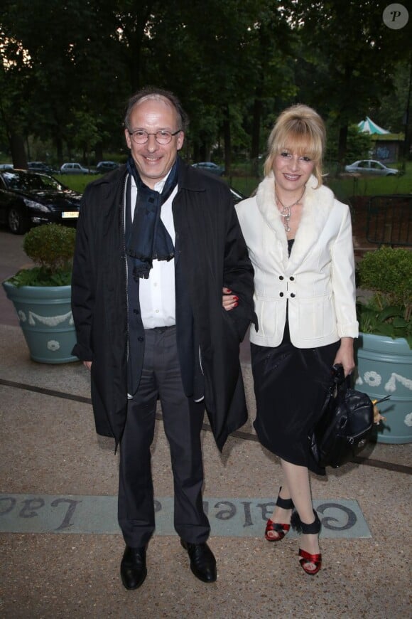 Yves Threard (directeur adjoint de la redaction du Figaro) et sa compagne lors de la soirée "La charcuterie fait son show" au Chalet du Lac à Paris le 10 juin 2013.