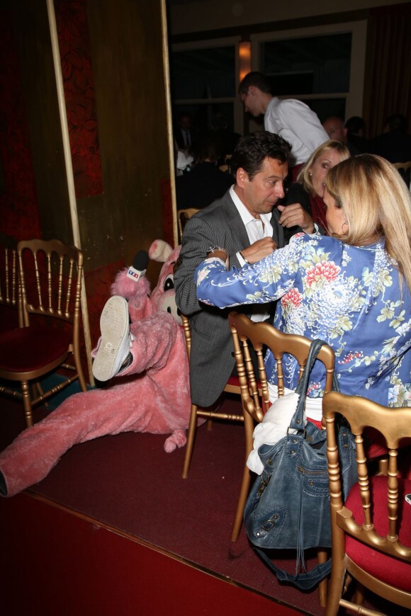Christophe Beaugrand déguisé en cochon, Laurent Gerra et sa compagne Christelle lors de la soirée "La charcuterie fait son show" au Chalet du Lac à Paris le 10 juin 2013.