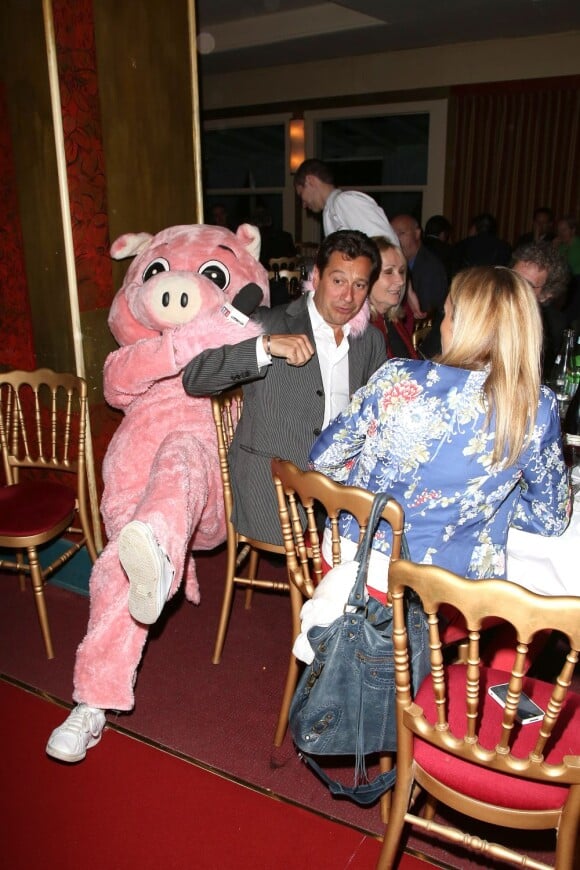 Christophe Beaugrand déguisé en cochon avec Laurent Gerra et sa compagne Christelle à la soirée "La charcuterie fait son show" au Chalet du Lac à Paris le 10 juin 2013.