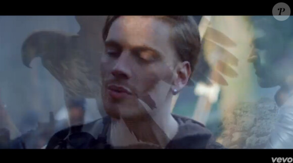 Nyco Lilliu dans cette image extraite du clip "À nous" de la comédie musicale "Robin des Bois", juin 2013.