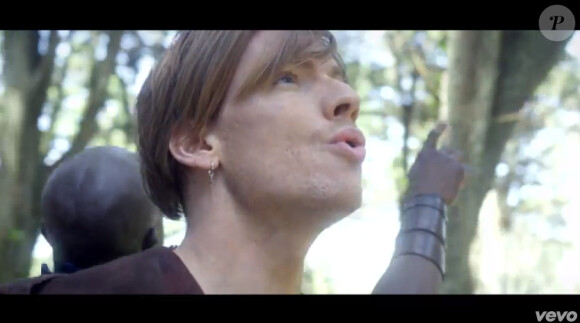 Nyco Lilliu dans cette image extraite du clip "À nous" de la comédie musicale "Robin des Bois", juin 2013.