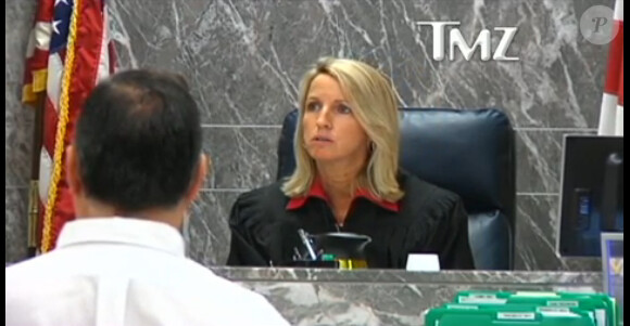 La juge Katie McHugh a cru bon de condamner à 30 jours de prison Chad Johnson qui avait claqué les fesses de son avocat en guise de remerciement le 6 juin 2013 au tribunal de Broward County en Floride