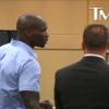 Chad Johnson, face à la juge Katie McHugh qui l'a condamné à 30 jours de prison pour avoir claqué les fesses de son avocat en guise de remerciement le 6 juin 2013 au tribunal de Broward County en Floride