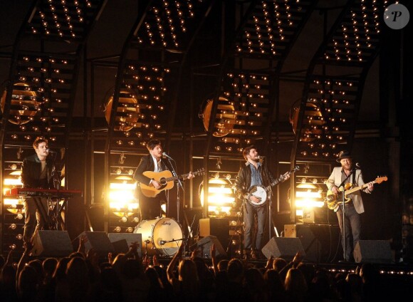 Mumford & Sons sur la scène des Grammy Awards à Los Angeles, le 10 février 2013.