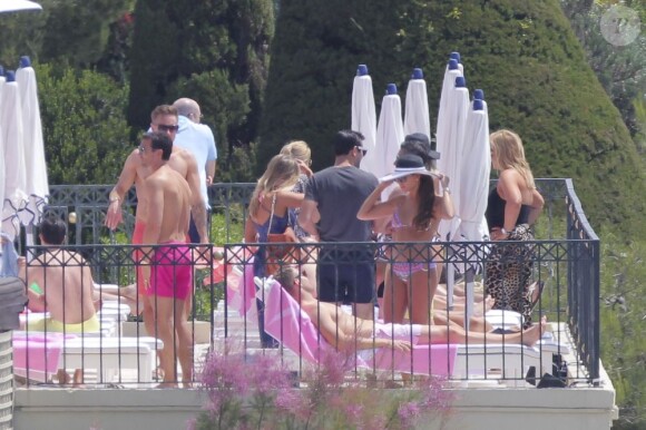 Tamara Eccleston, très à l'aise en bikini, profite du soleil de la Côte d'Azur en compagnie de leurs amis et proches au Grand Hôtel du Cap Ferrat le jour de son mariage, le 11 juin 2013