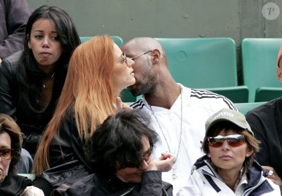 Nicolas Anelka, pause caline avec sa femme Barbara lors du tournoi de Roland-Garros le 30 mai 2006