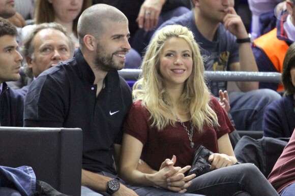 Shakira et son compagnon Gerard Piqué, très amoureux lors du match de basket-ball entre Barcelone et Panathinaikos à Barcelone, le 25 avril 2013.