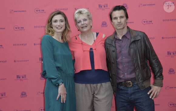 Julie Gayet, Sophie Dulac et Olivier Martinez lors de la soirée d'ouverture du Champs-Elysées Film Festival et la présentation du film Struck, au cinéma Publicis à Paris le 12 juin 2013