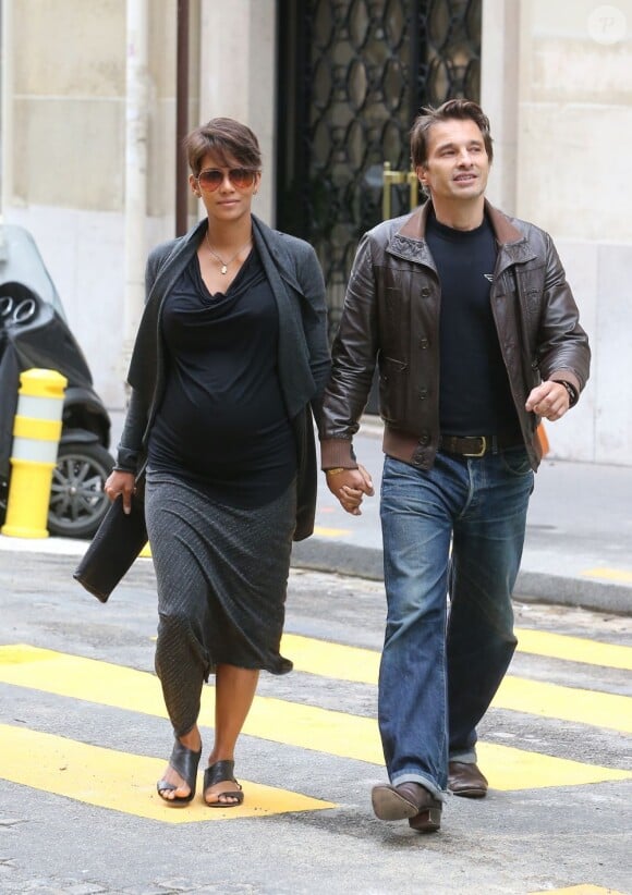 Olivier Martinez et Halle Berry (enceinte) sortant du Plaza Athénée à Paris le 11 juin 2013