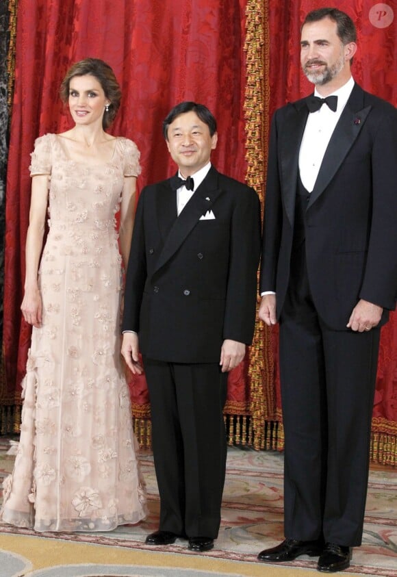 Letizia et Felipe d'Espagne organisaient le 12 juin 2013 un dîner au palais en l'honneur du prince héritier Naruhito du Japon.