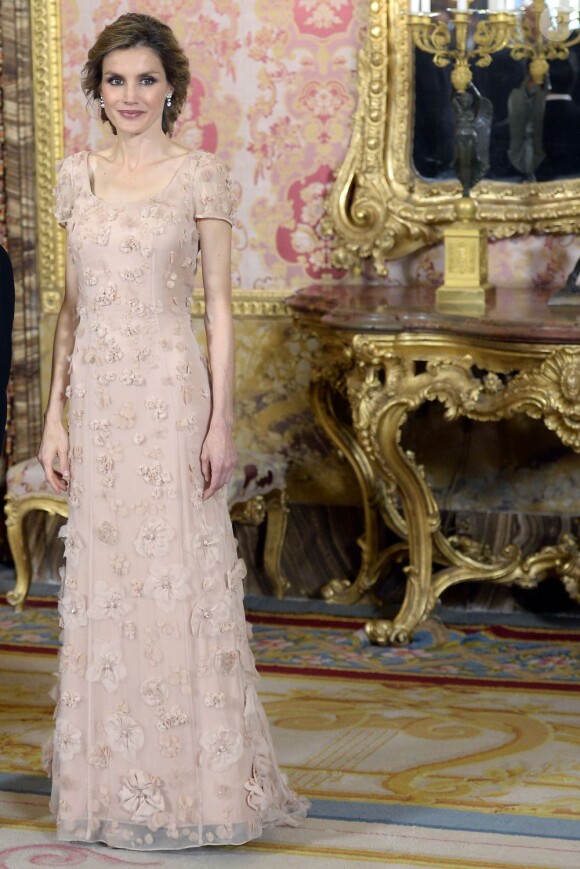 Letizia, somptueuse, et Felipe d'Espagne offraient le 12 juin 2013 un dîner au palais en l'honneur du prince héritier Naruhito du Japon.