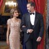 Letizia et Felipe d'Espagne, complices, offraient le 12 juin 2013 un dîner au palais en l'honneur du prince héritier Naruhito du Japon.