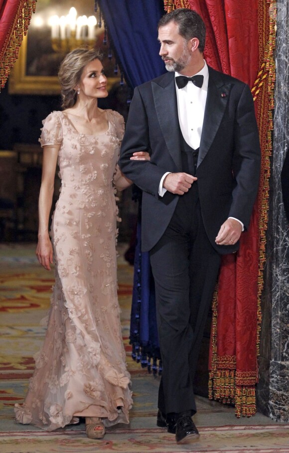 Letizia et Felipe d'Espagne, complices, offraient le 12 juin 2013 un dîner au palais en l'honneur du prince héritier Naruhito du Japon.