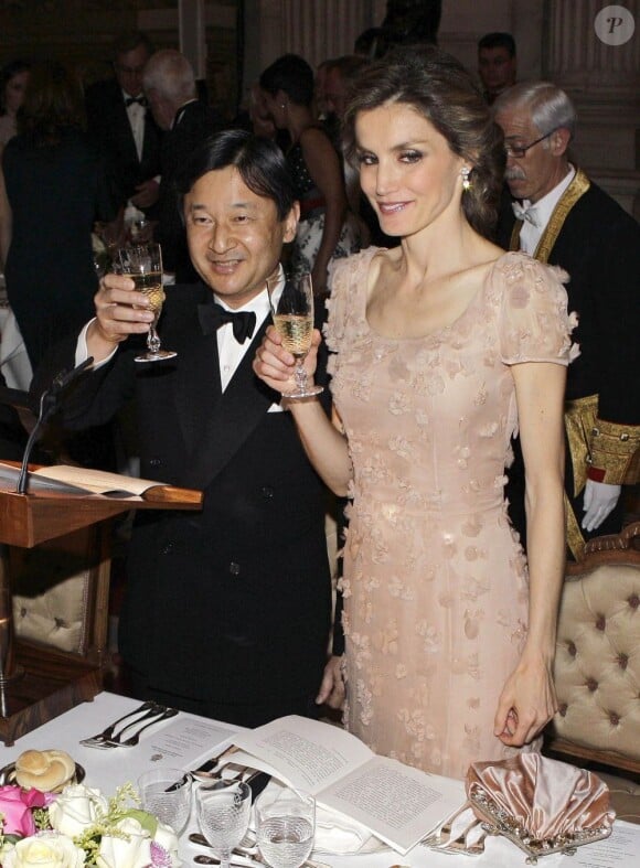 Un toast à l'amitié ibéro-nippone ! La princesse Letizia et le prince Felipe d'Espagne offraient le 12 juin 2013 un dîner au palais en l'honneur du prince héritier Naruhito du Japon.