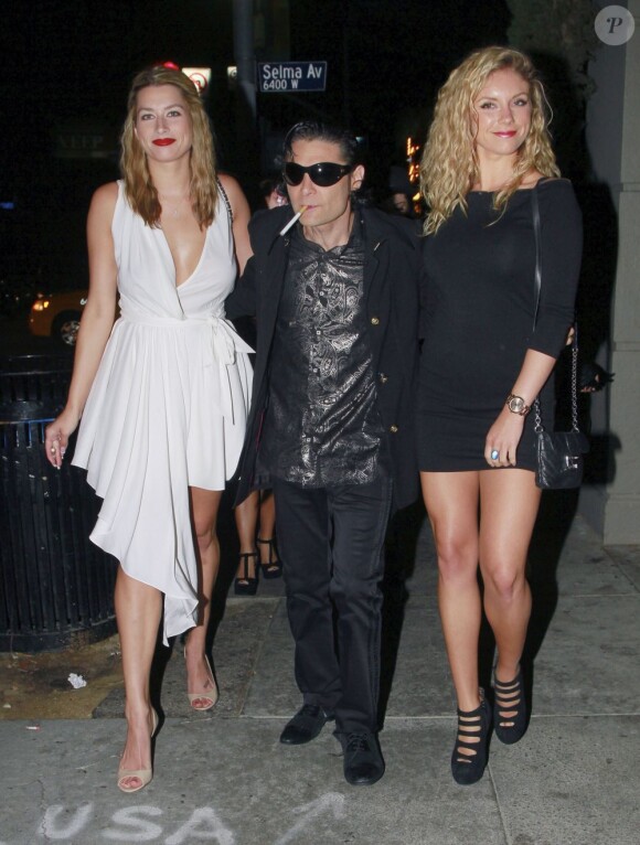 Corey Feldman entourées de deux blondes grandes et sexy à Los Angeles le 13 avril 2013