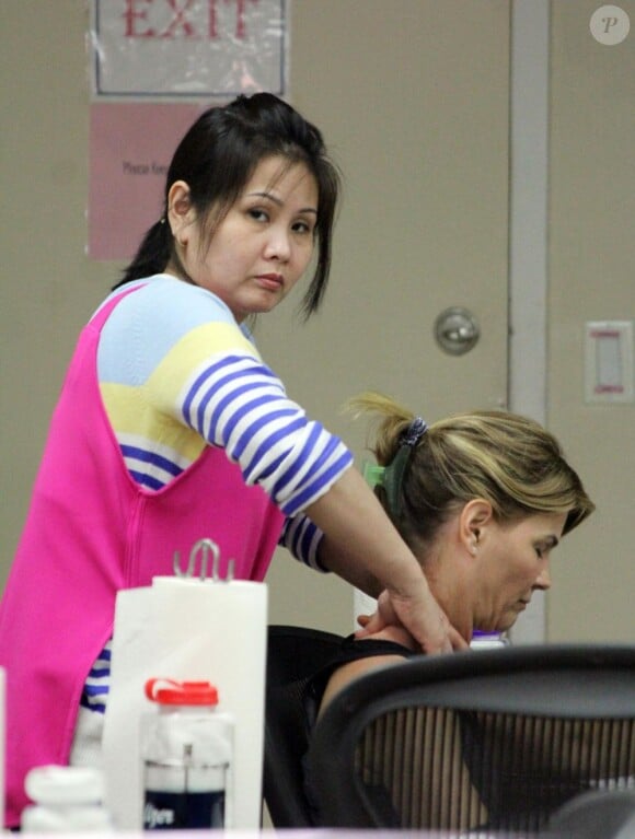Lori Loughlin se fait masser dans un centre de beauté. A Los Angeles, le 7 mars 2013.