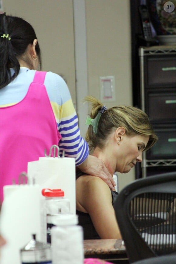 Lori Loughlin profite d'un moment bien-être, toujous dans le ême salon à Los Angeles. Le 7 mars 2013.