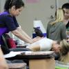 Rien de tel qu'un petit massage. N'est-ce pas Lori Loughlin ? Le 17 mai 2013 à Los Angeles.