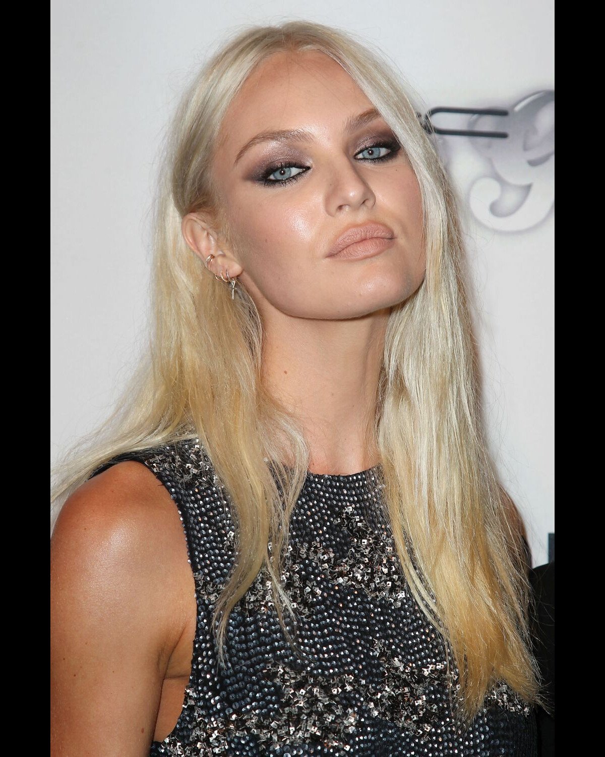 Photo : Candice Swanepoel au gala de l'amfAR dont le but est de ...