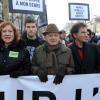 Pierre Bergé en première ligne - avec Jack Lang - d'une manifestation en faveur du Mariage pour tous à Paris le 27 janvier 2013