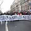 Pierre Bergé en première ligne - avec Jack Lang - d'une manifestation en faveur du Mariage pour tous à Paris le 27 janvier 2013