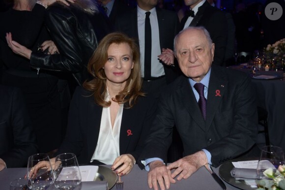 Pierre Bergé avec Valérie Trierweiler lors du Dîner de la mode en faveur du Sidaction au Pavillon d'Armenonville le 24 janvier 2013